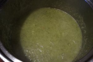 Supa crema de broccoli cu chips de parmezan