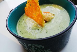 Supa crema de broccoli cu chips de parmezan