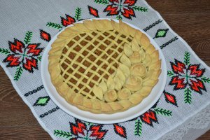 Desert tarta cu mere si nuci (si grilaj cu flori)