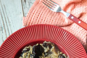 Mancare de prune uscate cu orez