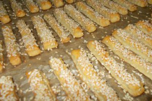Aperitiv saratele cu branza si seminte de canepa si susan