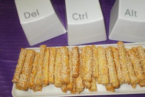 Aperitiv saratele cu branza si seminte de canepa si susan