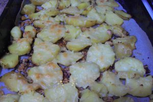 Platou de primavara cu carnati si cartofi copti