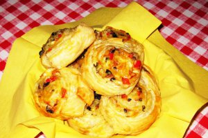 Aperitiv melci din foietaj cu cascaval si legume