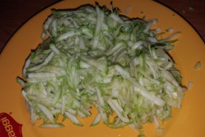 Ciorba de dovlecel cu carnati afumati