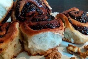 Desert rulouri de post cu gem de prune si nuca