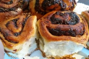 Desert rulouri de post cu gem de prune si nuca
