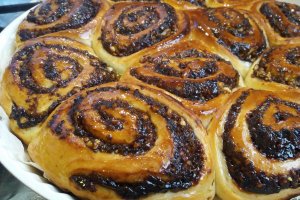 Desert rulouri de post cu gem de prune si nuca