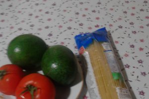 Spaghete cu avocado si rosii