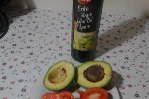 Spaghete cu avocado si rosii