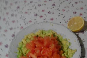Spaghete cu avocado si rosii