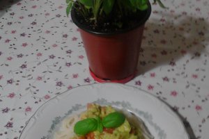 Spaghete cu avocado si rosii