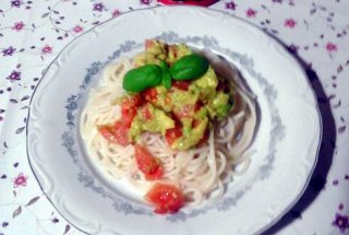 Spaghete cu avocado si rosii