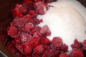 Desert tort cu zmeura, mascarpone si piscoturi