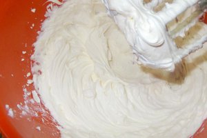 Desert tort cu zmeura, mascarpone si piscoturi