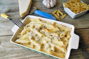 Paste cu sos bechamel, ciuperci si mozzarella