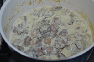 Ficatei de pui cu ciuperci in sos alb si garnitura de orez