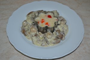 Ficatei de pui cu ciuperci in sos alb si garnitura de orez