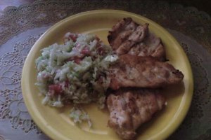 Piept de pui marinat la gratar  cu salata de varza