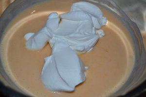 Desert tort cu crema de iaurt si jeleu de caise