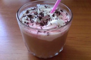 Frappe cu frisca si sirop de visine
