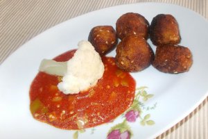 Chiftelute din cartofi cu sos de rosii si conopida fiarta