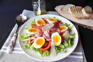 Salata cu oua si prosciutto