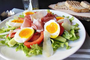 Salata cu oua si prosciutto