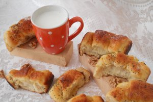 Desert cornuri cu marmelada si nuca