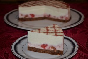 Desert cheesecake cu capsuni si rubarba