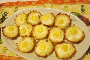 Cuiburi de cartofi cu oua de prepelita