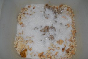 Desert tort cu blat de biscuiti si crema caramel