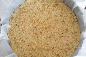Desert tort cu blat de biscuiti si crema caramel