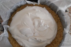 Desert tort cu blat de biscuiti si crema caramel
