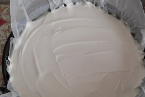 Desert tort cu blat de biscuiti si crema caramel
