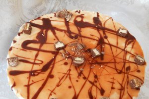 Desert tort cu blat de biscuiti si crema caramel