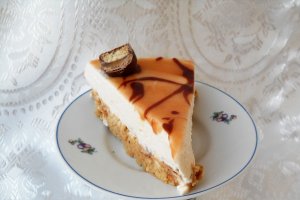 Desert tort cu blat de biscuiti si crema caramel