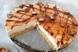 Desert tort cu blat de biscuiti si crema caramel