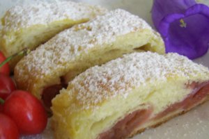 Strudel fraged cu cirese