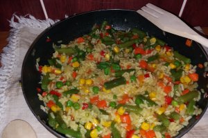 Mancare de orez cu legume