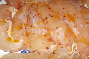 Salata de pui in crusta de cocos si crutoane picante