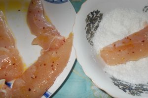 Salata de pui in crusta de cocos si crutoane picante
