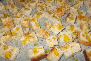 Salata de pui in crusta de cocos si crutoane picante