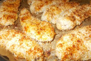 Salata de pui in crusta de cocos si crutoane picante