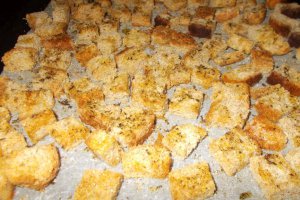 Salata de pui in crusta de cocos si crutoane picante