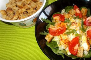 Salata de pui in crusta de cocos si crutoane picante