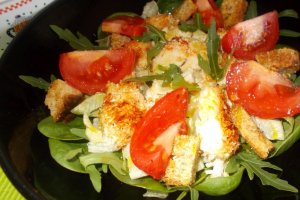 Salata de pui in crusta de cocos si crutoane picante