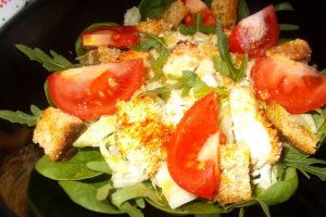 Salata de pui in crusta de cocos si crutoane picante