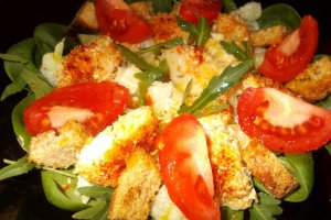 Salata de pui in crusta de cocos si crutoane picante