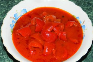 Cartofi la cuptor cu leurda si gogosari in sos de rosii